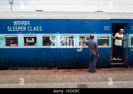 Train de classe Sleeper attendant l'heure de départ à Varanasi Junction, gare de Varanasi à Uttar Pradesh, Inde. Banque D'Images