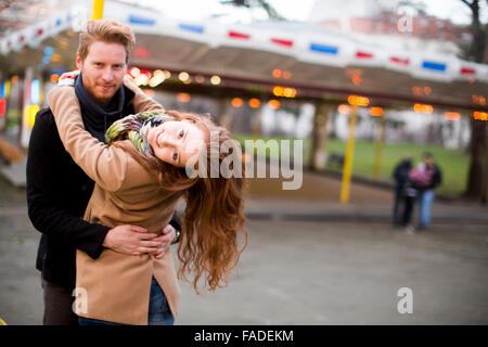 Jeune couple dans le parc d'attractions Banque D'Images