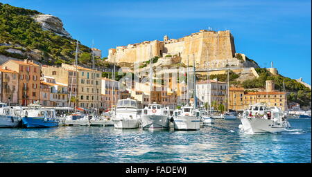 Le port et la citadelle de Bonifacio, Corse, France Banque D'Images