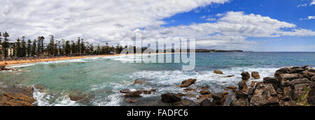 Panorama du célèbre Sydney Manly Beach à partir de la ligne de sable de la réserve naturelle de la haute mer sur une journée ensoleillée avec des gens actifs Banque D'Images