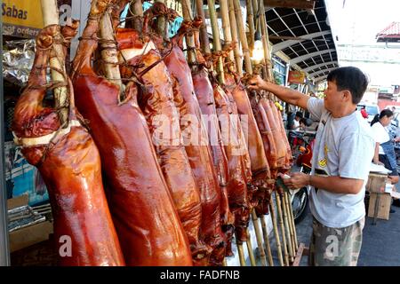 Les travailleurs de Laloma à Quezon City (la capitale de lechon Philippines) prépare le Lechon baboy (rôti de porc) qui sont prêts à prendre pour la prochaine célébration de Noche-Buena ou fête du nouvel an, selon le lechonero (rôti de porc cook) ils cuire le rôti de porc de 2 à 3 heures elle dépend de la taille et ils ont toujours le faire cuire en mode traditionnel ou rotation manuelle de la viande de porc. Le Lechon baboy de prix (rôti de porc) démarrer à partir de 4,00 pesos chacun jusqu'à 15 000 chacun. (Photo par Gregorio B. Dantes Jr. / Pacific Press) Banque D'Images