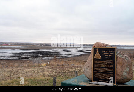 Dakota du Nord, USA. 8Th apr 2015. La tombe originelle de chef sioux Sitting Bull dans le Standing Rock Indian Reservation au Dakota du Nord, USA, 8 avril 2015. Sitting Bull est mort dans un combat en 1890, et deux semaines plus tard les guerres indiennes est venu à une fin sanglante avec le massacre de Wounded Knee. Des décennies plus tard, Sitting Bull demeure ont été transférés à une tombe près de son lieu de naissance présumé dans le Dakota du Sud. PHOTO : CHRIS MELZER/DPA/Alamy Live News Banque D'Images