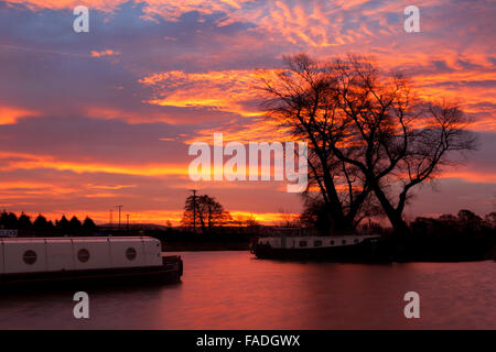 Rufford, Lancashire, Royaume-Uni. 28 Dec, 2015. Météo France : Les premiers rayons de soleil aux couleurs d'orange kiss le calme de l'eau sur Rufford marina. Ces rayons mous apporter chaleur à un nouveau jour après le récent déluge de pluie dans le nord-ouest. Credit : Cernan Elias/Alamy Live News Banque D'Images