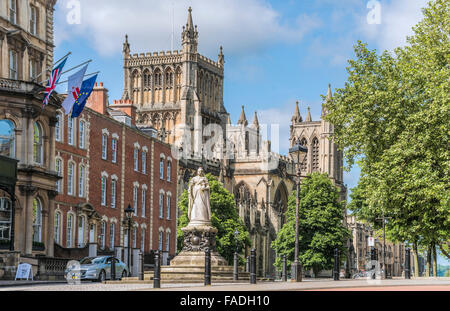 Statue de la reine Victoria devant l'église de la cathédrale de Bristol sur College Green, Somerset, Angleterre, Royaume-Uni Banque D'Images