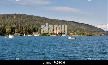 Paysage Lac Worthersee et village Velden, Autriche Banque D'Images