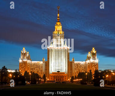 Université d'État Lomonossov de Moscou dans le ciel de nuit Banque D'Images