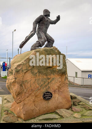 Une statue en bronze représentant un sauvetage intitulé Le Mariner jeter une bouée à Seahouses Northumberland Harbour Banque D'Images