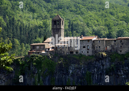 Castellfollit de la Roca, village perché près de Gérone construit sur une falaise de basalte, en Catalogne. Costa Brava, Espagne. Banque D'Images