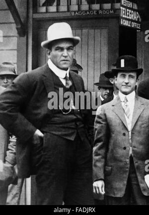 Vintage photo du boxeur américain James J. Jeffries - World Heavyweight Champion de 1899 à 1905. Jeffries (1875 - 1953), surnommé 'Le Chaudronnier', a remporté le titre mondial en assommant champion Bob Fitzsimmons le 9 juin 1899 à Brooklyn, New York, et a défendu la couronne plusieurs fois avant de se retirer invaincu en 1905. Il fait un retour dans la prétendue "lutte du siècle" contre Jack Johnson, le premier noir World Heavyweight Champion, à Reno, Nevada, le 4 juillet 1910, mais a été battu et le combat a été arrêté dans le 15ème tour. Banque D'Images