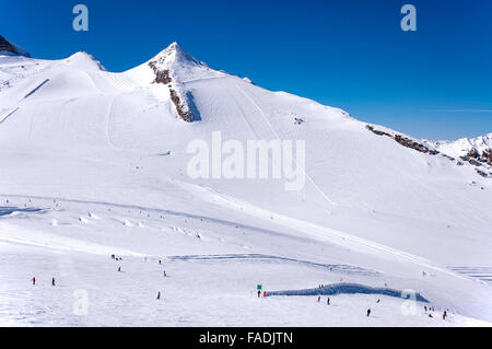 Glacier de Hintertux avec les skieurs, snowboarders, pistes, pistes de ski et remontées mécaniques en Alpes de Zillertal en Autriche Banque D'Images