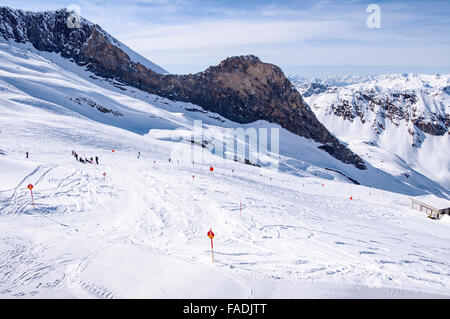 Glacier de Hintertux avec les skieurs, snowboarders, pistes, pistes et remontées mécaniques en Alpes de Zillertal en Autriche Banque D'Images