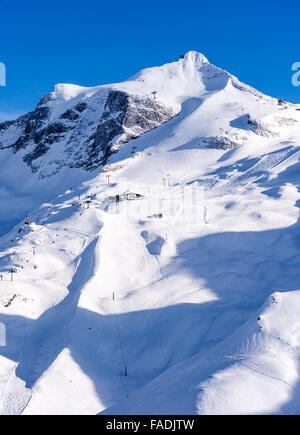 Glacier de Hintertux avec gondoles, pistes de ski et pistes en Alpes de Zillertal en Autriche au coucher du soleil. Banque D'Images