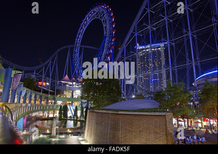 Le Tokyo Dome City parc d'attractions de nuit Banque D'Images