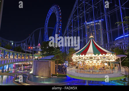 Le Tokyo Dome City parc d'attractions de nuit Banque D'Images