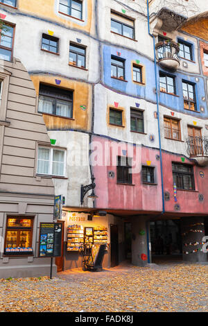 Vienne, Autriche - 1 novembre, 2015 : maison Hundertwasser, façade colorée fragment. Monument de Vienne populaires Banque D'Images