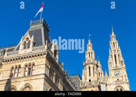 Rathaus de Vienne. Façade de l'hôtel de ville sur fond de ciel bleu de fragment Banque D'Images