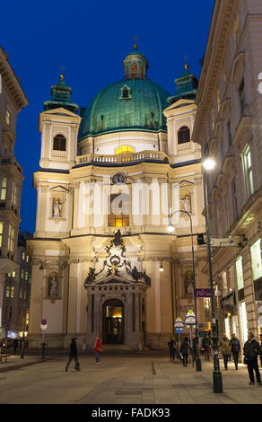 Vienne, Autriche - 4 novembre 2015 : Saint Peters Church façade avec éclairage de nuit, vue sur rue Banque D'Images