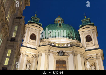 Peterskirche ou façade de l''Église Saint-Pierre avec la nuit la foudre. Vienne, Autriche Banque D'Images