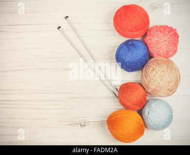 Tons Vintage boules de fils sur des planches, hobby concept background, de l'espace pour le texte. Banque D'Images