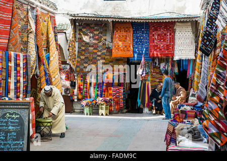 Marchand de tapis dans le centre historique, Essaouira, Maroc Banque D'Images