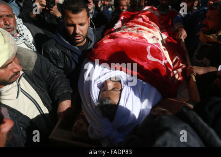 La ville de Gaza, bande de Gaza, territoire palestinien. 28 Dec, 2015. Transporter le corps du défunt palestinien de 48 ans, Youssef al-Buhairi lors de ses funérailles dans le camp de réfugiés d'al-Maghazi, situé dans dans le centre de la bande de Gaza, le 28 décembre 2015. Buhairi qui fut blessé à la frontière de Gaza lors d'affrontements avec l'armée israélienne la semaine précédente est décédé tôt le 27 décembre de ses blessures, le ministère de la santé de Gaza a déclaré Yasser Crédit : Qudih/APA/Images/fil ZUMA Alamy Live News Banque D'Images