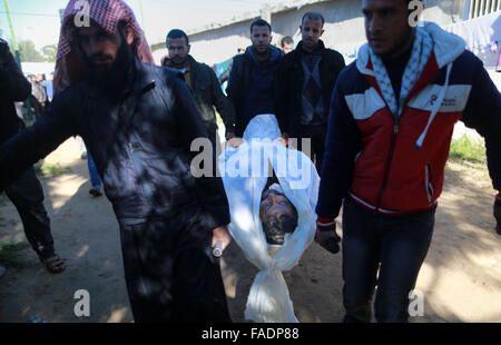 La ville de Gaza, bande de Gaza, territoire palestinien. 28 Dec, 2015. Transporter le corps du défunt palestinien de 48 ans, Youssef al-Buhairi lors de ses funérailles dans le camp de réfugiés d'al-Maghazi, situé dans dans le centre de la bande de Gaza, le 28 décembre 2015. Buhairi qui fut blessé à la frontière de Gaza lors d'affrontements avec l'armée israélienne la semaine précédente est décédé tôt le 27 décembre de ses blessures, le ministère de la santé de Gaza a déclaré Yasser Crédit : Qudih/APA/Images/fil ZUMA Alamy Live News Banque D'Images