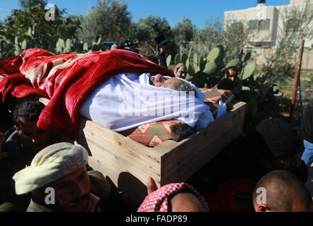 La ville de Gaza, bande de Gaza, territoire palestinien. 28 Dec, 2015. Transporter le corps du défunt palestinien de 48 ans, Youssef al-Buhairi lors de ses funérailles dans le camp de réfugiés d'al-Maghazi, situé dans dans le centre de la bande de Gaza, le 28 décembre 2015. Buhairi qui fut blessé à la frontière de Gaza lors d'affrontements avec l'armée israélienne la semaine précédente est décédé tôt le 27 décembre de ses blessures, le ministère de la santé de Gaza a déclaré Yasser Crédit : Qudih/APA/Images/fil ZUMA Alamy Live News Banque D'Images
