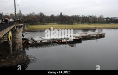 Drazdany, Allemagne. 28 Dec, 2015. Remorqueur tchèque est bloqué sous le pont Marienbruecke sur l'Elbe à Dresde, Allemagne, le 28 décembre 2015. La LABE (Elbe) l'Autorité du bassin du fleuve a envoyé une vague le long de la rivière pour aider à sauver un navire de charge. Le navire de 90 mètres avec un fret de 1100 tonnes s'est coincé en Allemagne au cours de son voyage à Decin, La Bohême du nord, le dimanche 27. © Zavoral Libor/CTK Photo/Alamy Live News Banque D'Images
