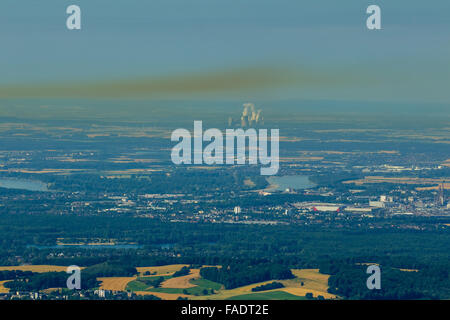 Vue aérienne, à l'Est de l'autre côté du Rhin à Düsseldorf sur Frimmersheim, champ de lignite, les centrales électriques au charbon, les émissions de fumée, Banque D'Images