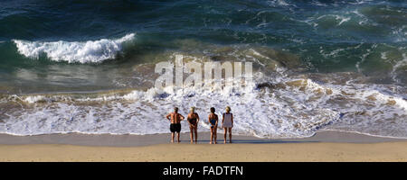 Les touristes profiter de la météo summerly sur la plage près de Morro Jable sur l'île canarienne de Fuerteventura, Espagne, 16 octobre 2015 et regardez la mer perturbées. En raison de trop grosses vagues et un dangereux flux, la baignade est interdite. Photo : Peter Zimmermann - AUCUN FIL SERVICE - Banque D'Images