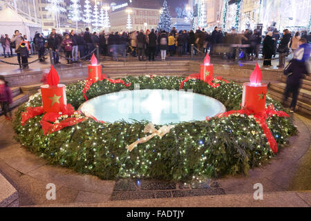 La guirlande autour de la fontaine Mandusevac à avent sur central Jelacic à Zagreb, Croatie. Banque D'Images