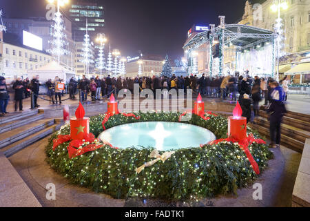 La guirlande autour de la fontaine Mandusevac à avent sur central Jelacic à Zagreb, Croatie. Banque D'Images