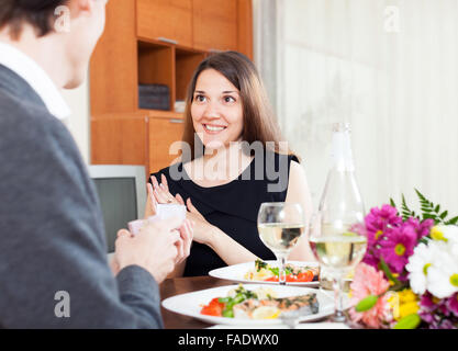 Guy donne un anneau à son amie pendant le dîner au champagne Banque D'Images