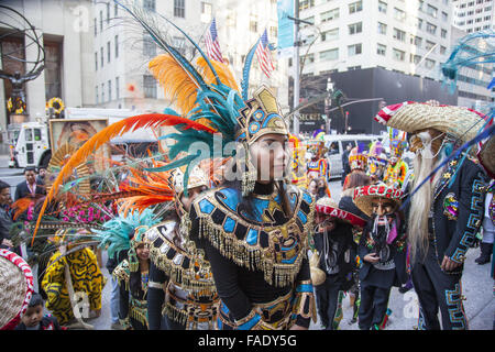 12 décembre célébration et Procession sur la 5e Avenue à St.Patrick's Cathedral in NYC commémore l'apparition de la Vierge Mère, Notre Dame de Guadalupe, à présent Saint Juan Diego en décembre 1531 au Mexique. Banque D'Images