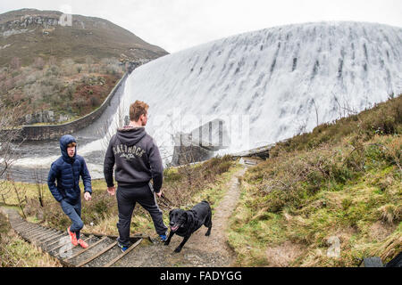 Elan Valley, près de Rhayader Powys Pays de Galles, Royaume-Uni. 28 Décembre, 2015. Après des semaines de pluies les eaux par-dessus le Caban Coch barrage dans la vallée de l'Elan, à l'ouest de Rhayader Powys Pays de Galles. Caban Coch est la plus faible maillon d'une chaîne de 6 barrages et réservoirs construits il y a cent ans alimentant un 73 km gravité conduit à l'assainissement de l'eau d'alimentation de l'aqueduc de la ville de Birmingham Credit : Keith morris/Alamy Live News Banque D'Images