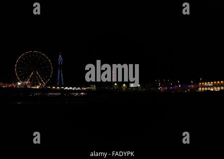 Vue sur la plage de nuit illuminée pile centrale nord de Grande Roue, la tour de Blackpool et Silcock's Fun Palace, illuminations de Blackpool Banque D'Images