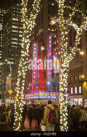 Décorations de Noël abondent le long de la 6ème Avenue par Radio City à Manhattan, New York. Banque D'Images