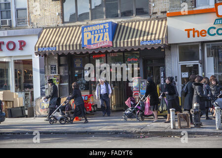 Restaurant Pizza casher ainsi que le trafic de pied dans le Borough Park vous permet d'un sais que c'est un quartier juif orthodoxe de Brooklyn, New York. Banque D'Images