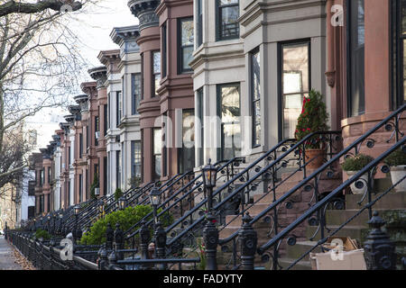 Rue résidentielle typique bordée de bâtiments de type Brownstone dans Park Slope, Brooklyn, New York. Banque D'Images