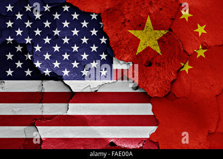 Drapeaux des USA et de la Chine peint sur mur fissuré Banque D'Images