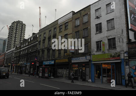 Ciel gris vue oblique des bâtiments, avec des commerces au rez-de-chaussée, la rue commerciale, du sud au point Denning, Spitalfields, Londres, UK Banque D'Images