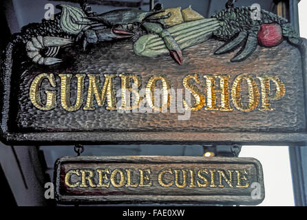 D'une plaque de rue annonce le Gumbo Shop, un quartier français restaurant spécialisé dans la cuisine créole de La Nouvelle-Orléans, Louisiane, Etats-Unis. Un plat préféré sur le menu est son homonyme à base de gombo, soupe gumbo, doté d''un choix d'ingrédients principaux : les crabes et de crevettes ou de poulet et de l'Andouille, une saucisse Cajun. La délicieuse soupe comprend également l'oignon, les poivrons, le céleri, les tomates et les assaisonnements. Banque D'Images