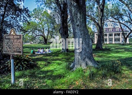 Un cadre paisible et joli endroit à visiter dans la vieille Amérique du Sud est Houmas House Plantation et jardins le long de la route de la rivière près de La Nouvelle-Orléans, Louisiane. Cet événement historique a été le site d'avant-guerre de grande production de sucre dans les années 1800. Des visites guidées sont proposées de l'hôtel particulier restauré les salles remplies d'antiquités, ainsi que ses jardins luxuriants et terrains ombragées de chênes vivent. Il y a des guest cottages et restaurants pour les visiteurs qui veulent prolonger leur séjour et découvrez la véritable hospitalité du Sud. Banque D'Images