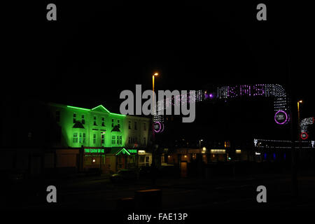 Vue de nuit, vers la façade lumineux vert Carn Brae Hotel, KRS Archway Illuminations, New South Promenade, Blackpool, 2013 Banque D'Images