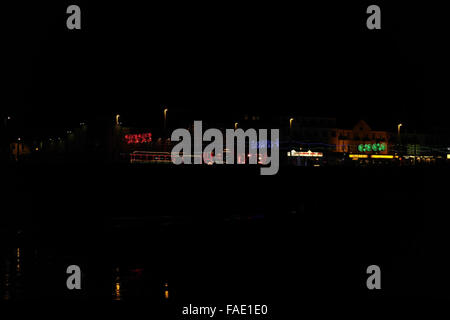 Vue sur la plage de nuit vers l'Ouest, tram train illuminé morte Illuminations, Craig-y-Don Hotel, Central Promenade, Blackpool Banque D'Images