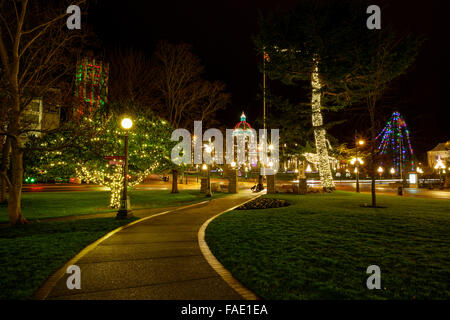 Des édifices législatifs et fontaine illuminée pour Noël à l'aube-Victoria, Colombie-Britannique, Canada. Banque D'Images