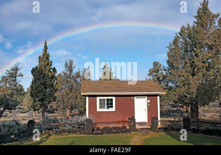 Un arc-en-ciel sur une petite cabane en Oregon Banque D'Images