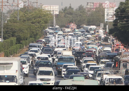 Un très grand nombre de moteurs bloqué en raison de la grille en mouvement VIP tenue à Shahrah-e-Faisal à Karachi le Lundi, Décembre 28, 2015. Banque D'Images