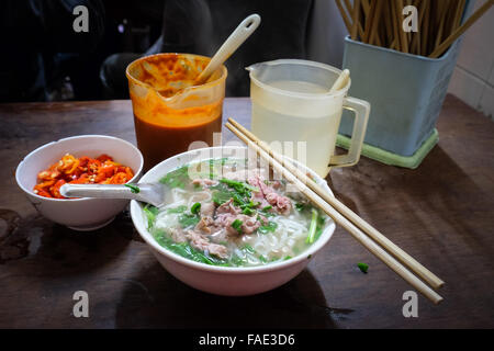 Un bol de Pho Bo (soupe de boeuf) à la célèbre Hanoï Pho Noodle Shop, Pho Gia Truyen à 49 Bat Dan Street à Hanoi Banque D'Images