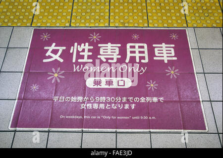 Les femmes seulement transport signer sur le plancher du métro de Tokyo train platform Banque D'Images